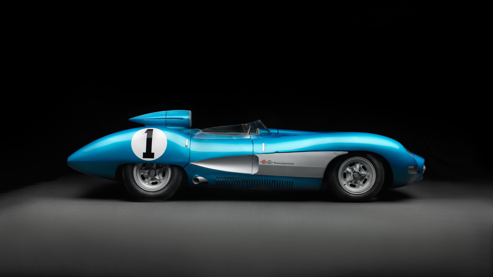 Спортивный ретро автомобиль Chevrolet Corvette SS XP 64,  1957 года на черном фоне