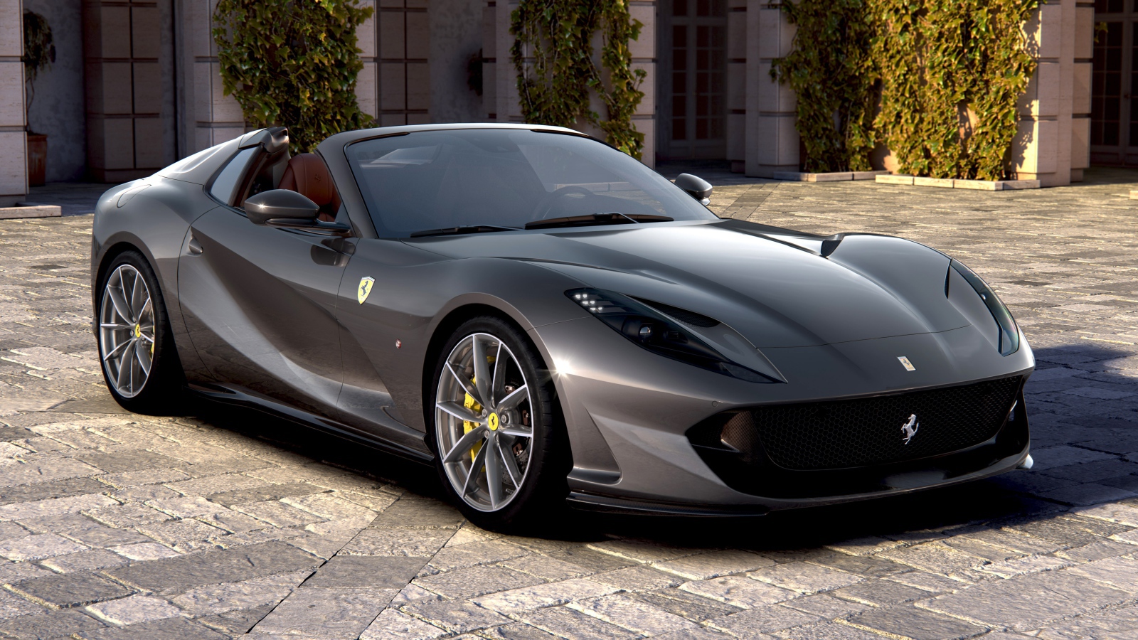 Быстрый кабриолет Ferrari 812 GTS 2019 года у дома