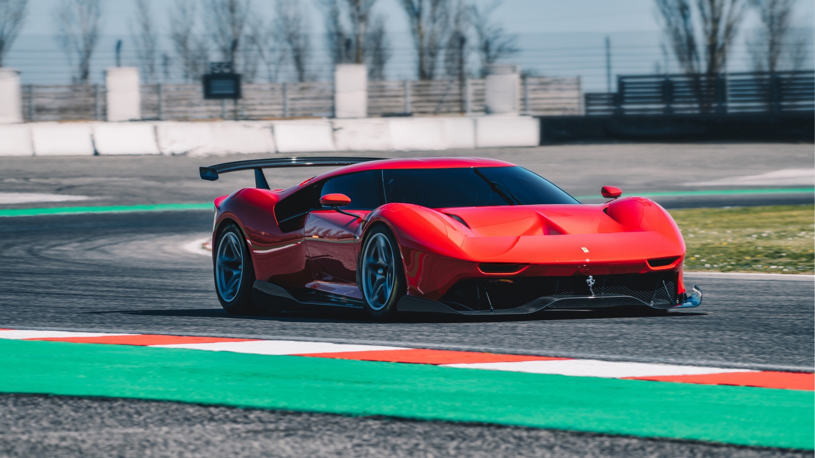 Красный спортивный Ferrari P80C 2019 года на гоночной трассе