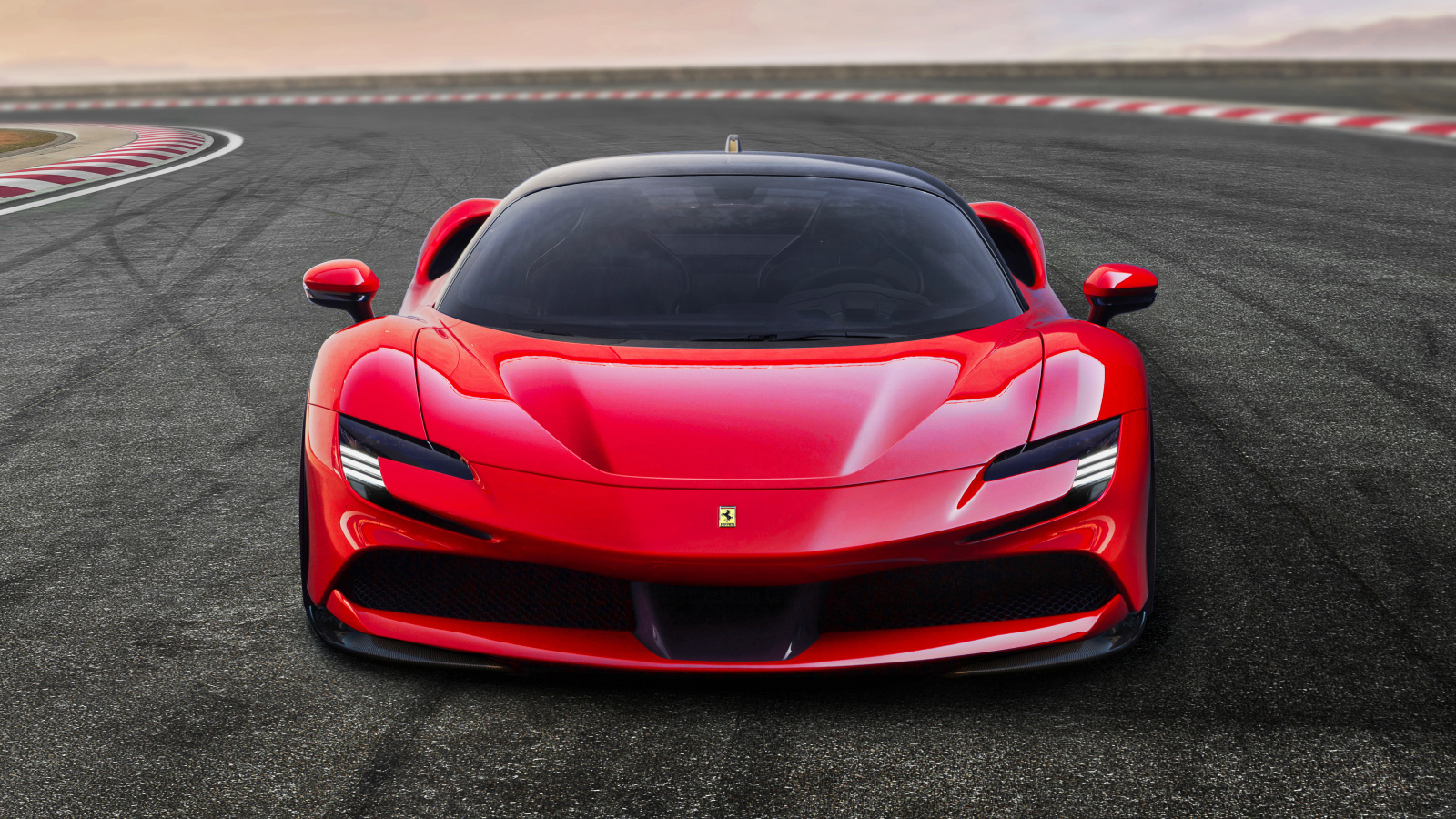 Красный спортивный автомобиль Ferrari SF90 Stradale, 2019 года