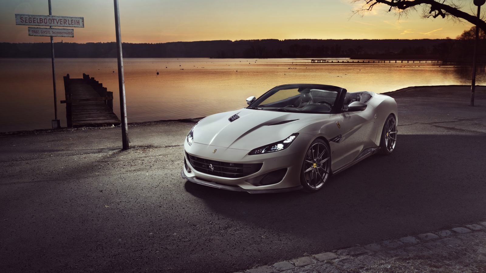 Серебристый кабриолет Ferrari Portofino 2019 года у воды