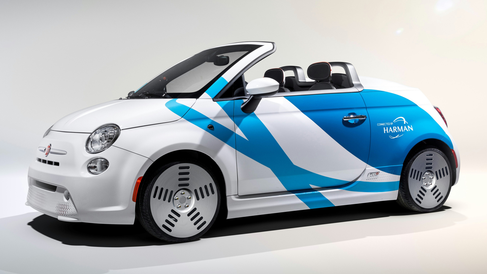 Минивен Fiat 500e,  2019 года на сером фоне