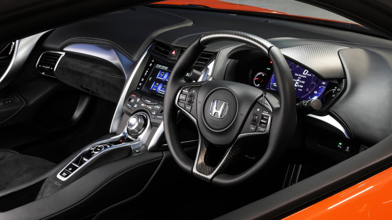 Черный кожаный салон автомобиля Honda NSX 2019 года