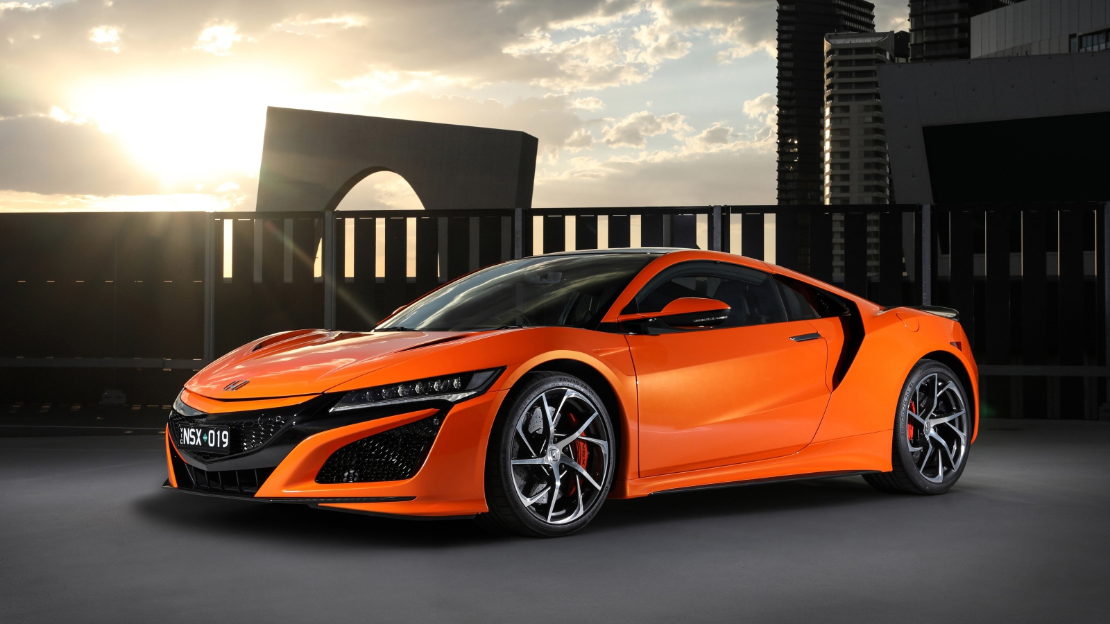 Оранжевый автомобиль Honda NSX 2019  года 