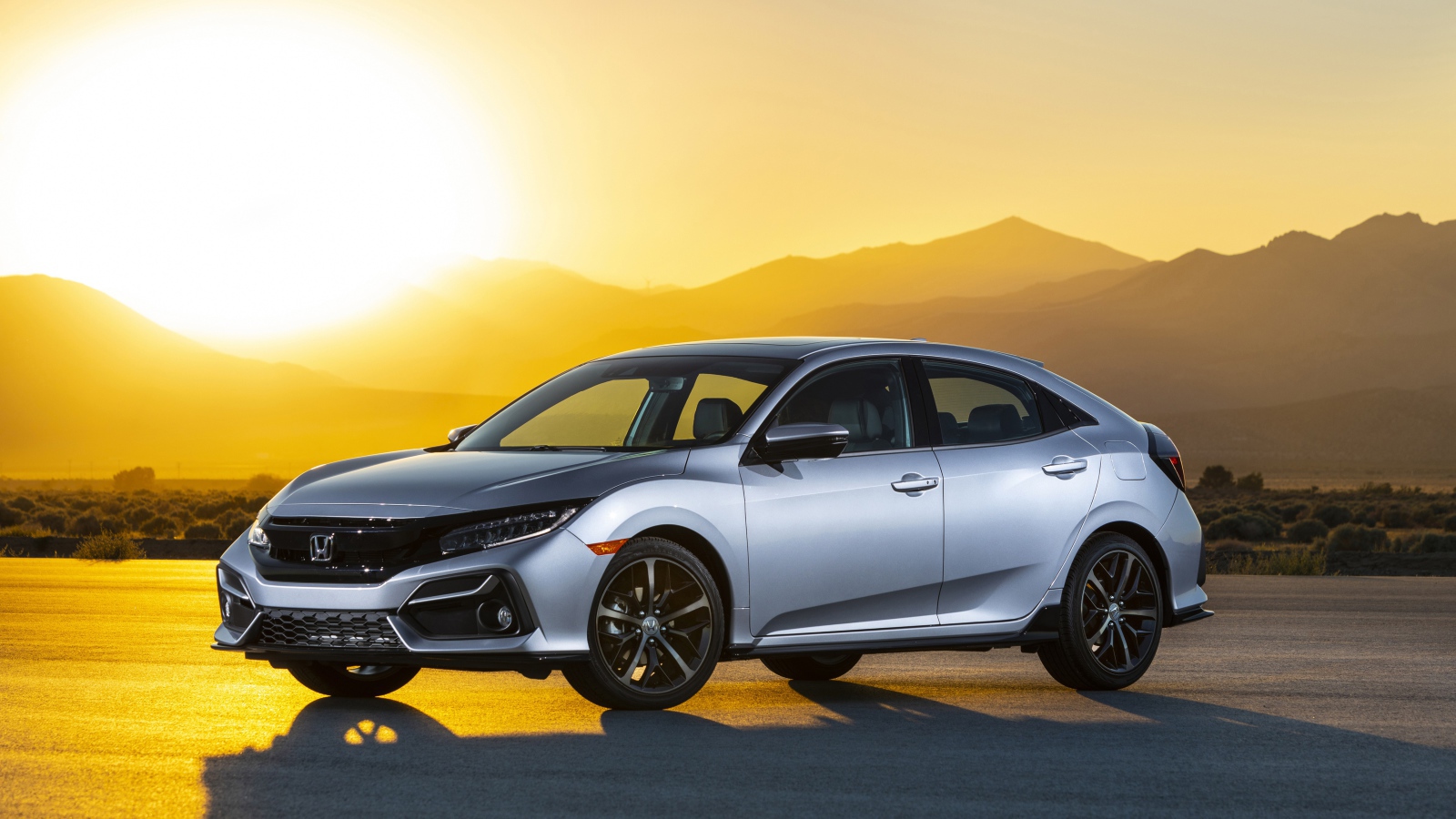 Серебристый Honda Civic Sport Touring, 2020 года в лучах солнца