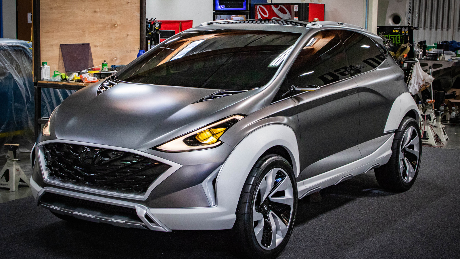 Серебристый мини автомобиль Hyundai SAGA EV