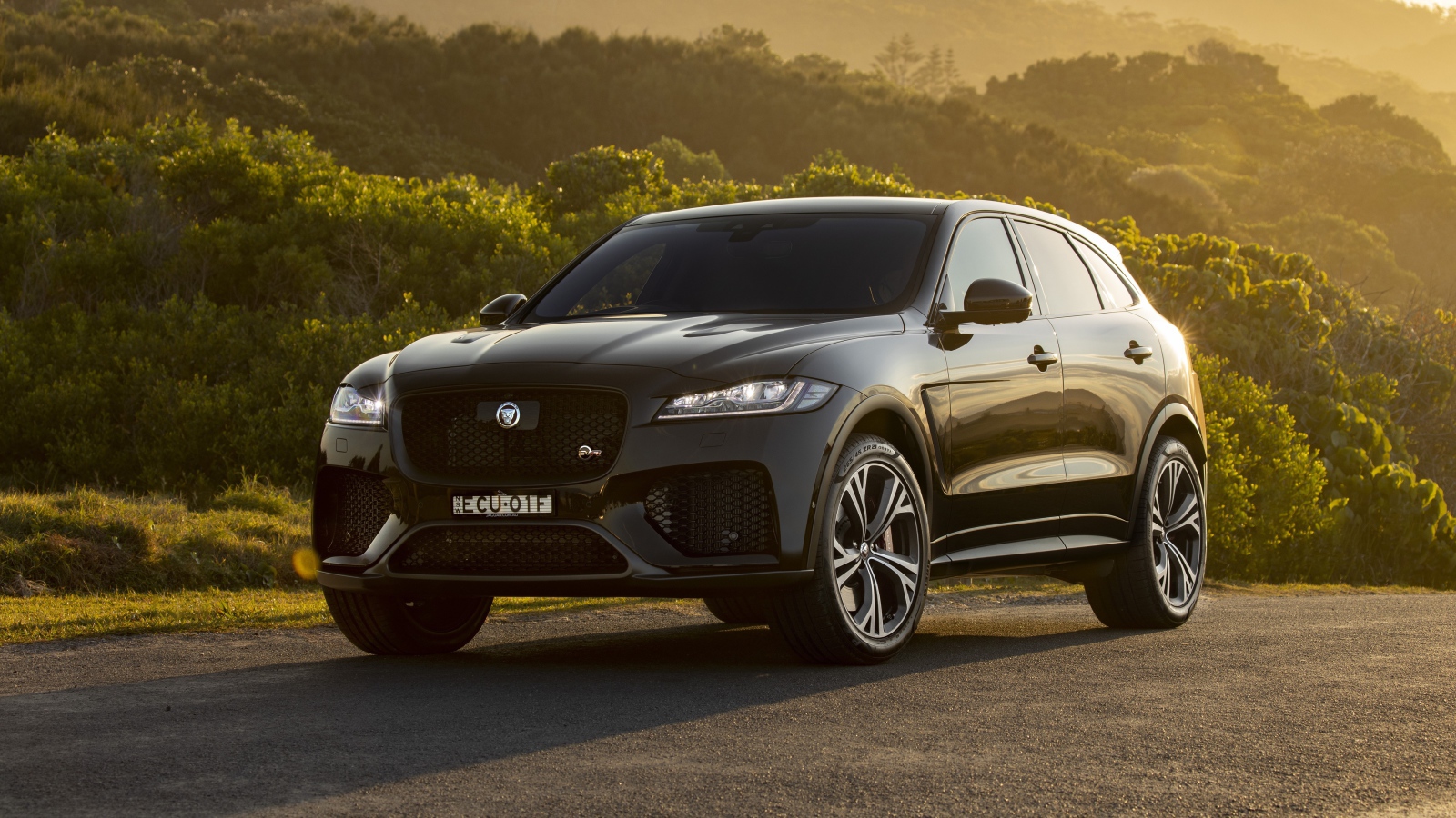 Черный автомобиль Jaguar F-Pace SVR 2019 года вид спереди 