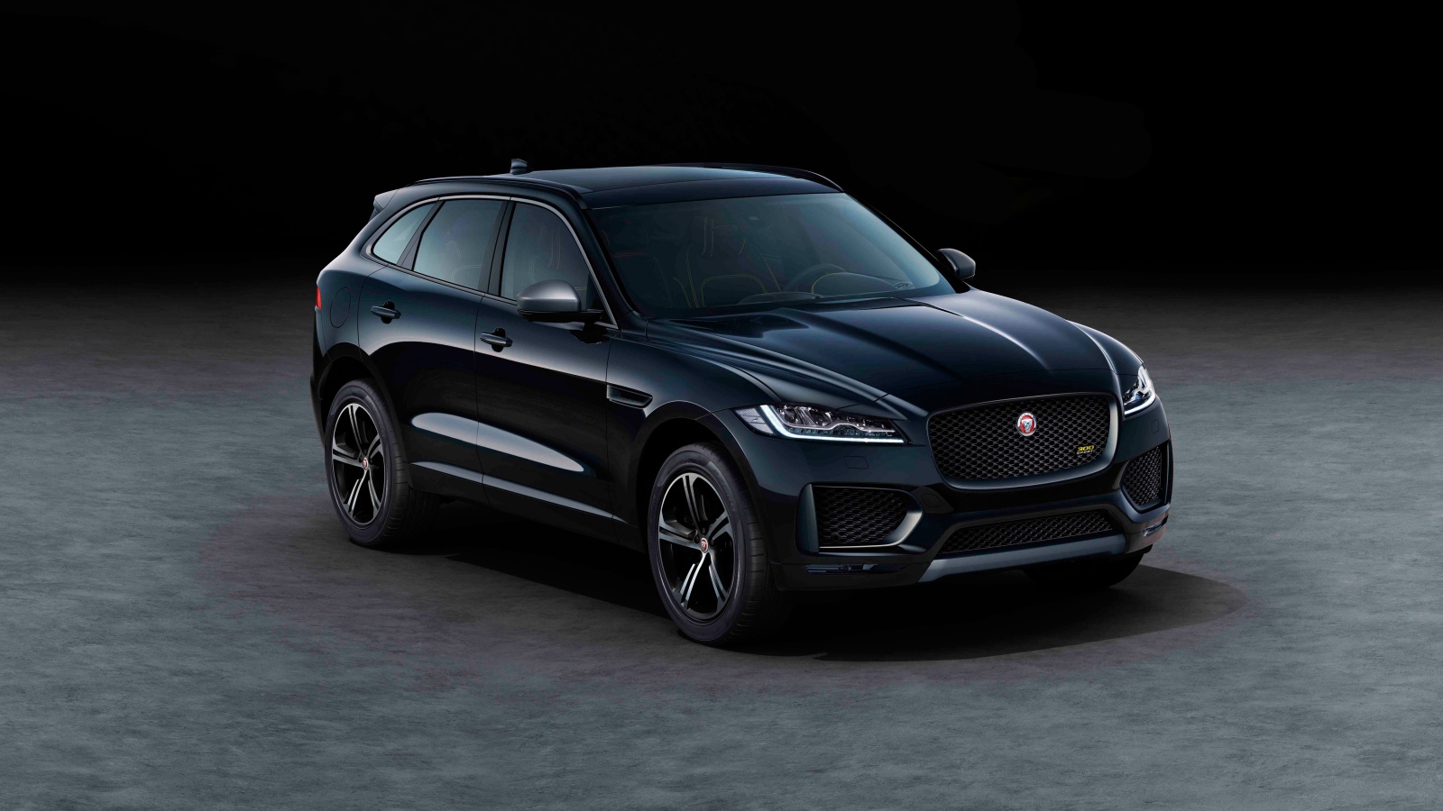 Черный стильный Jaguar F-Pace 300 Sport 2019 года