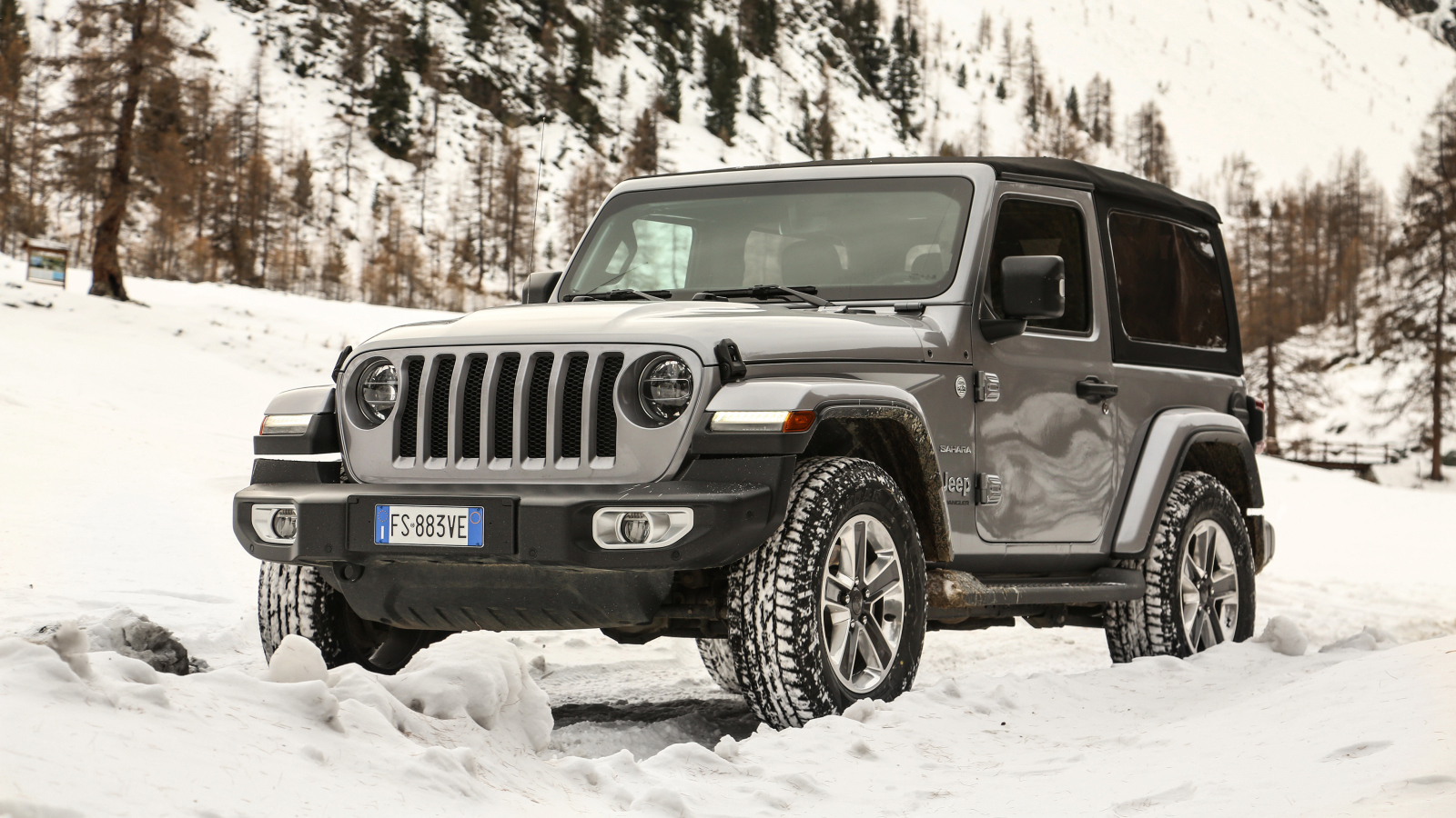 Черный Jeep Wrangler Sahara 2019 года на снегу