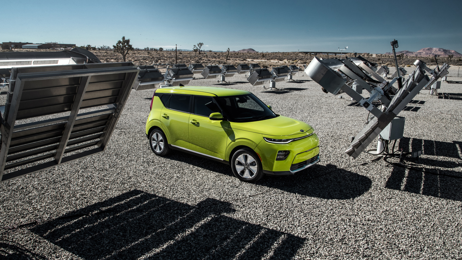 Салатовый автомобиль Kia Soul EV, 2020 года на асфальте
