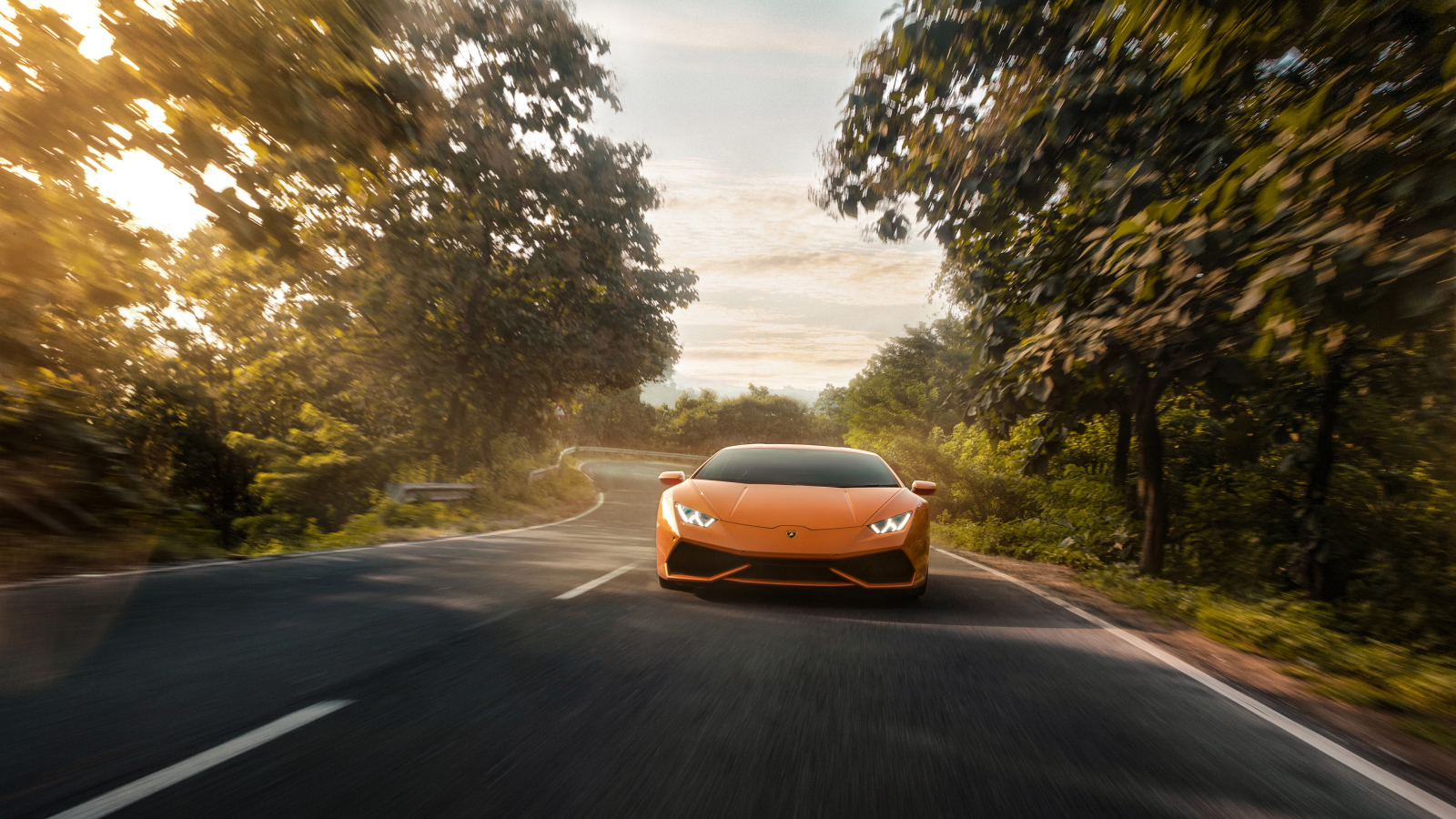 Спортивный автомобиль Lamborghini Huracan 2019 года на трассе