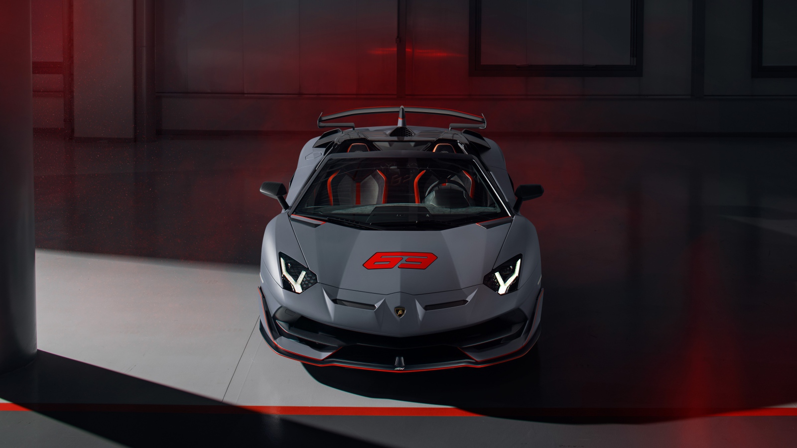 Серый автомобиль Lamborghini Aventador SVJ 63 Roadster 2020 года