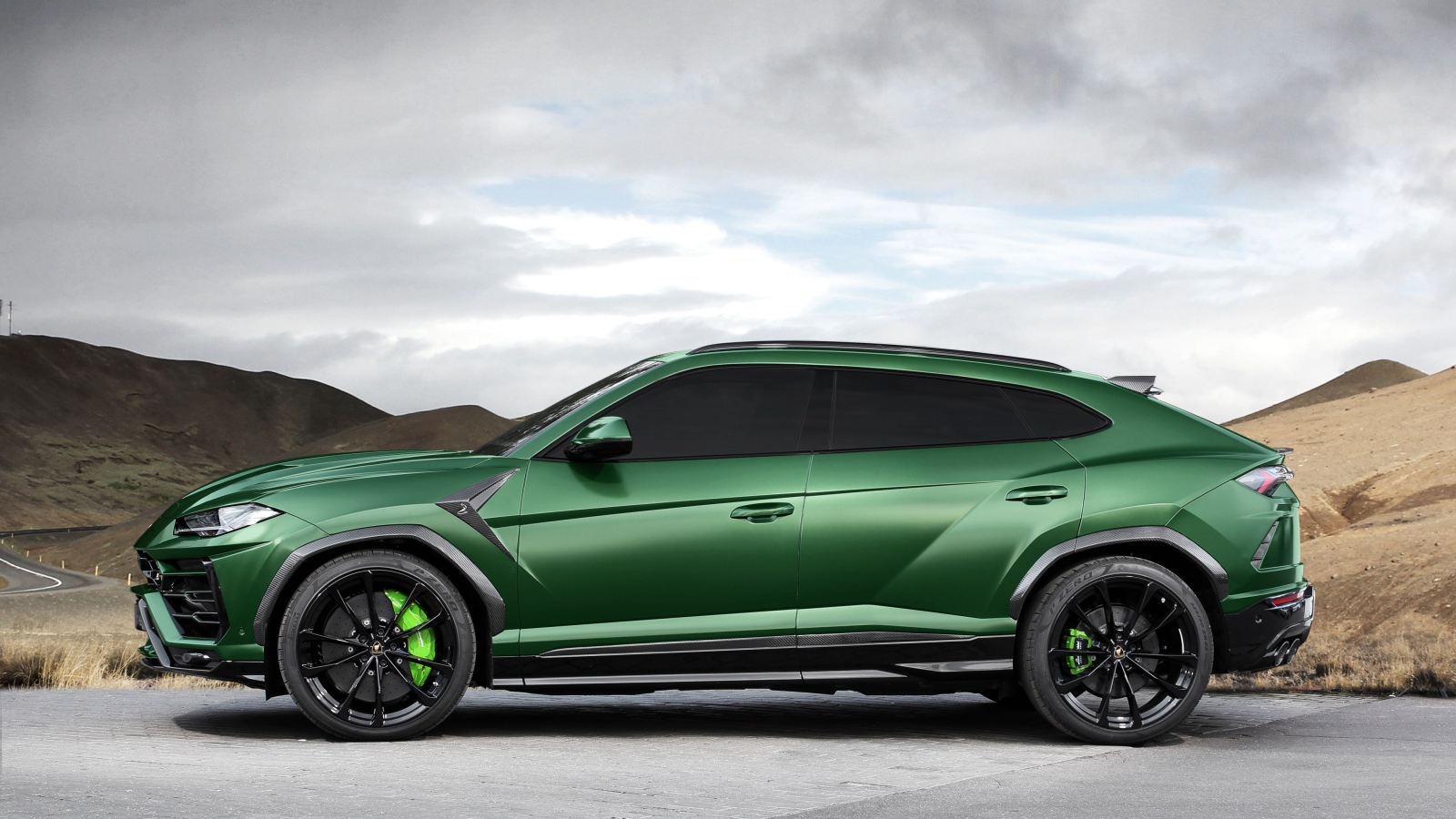 Зеленый автомобиль Lamborghini Urus вид сбоку