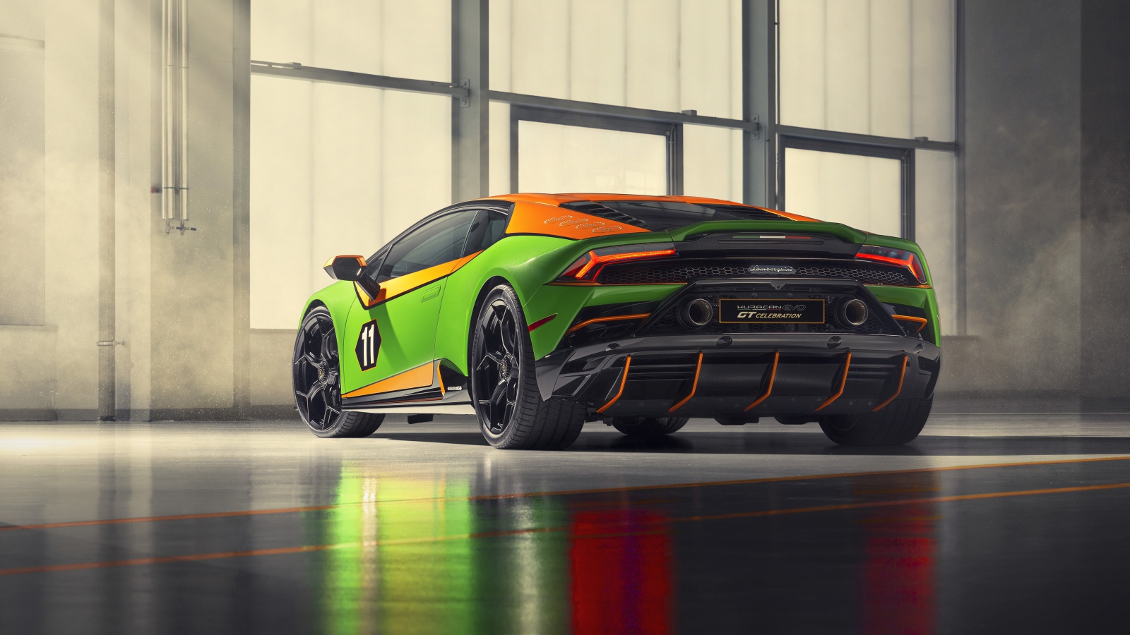 Спортивный автомобиль Lamborghini Huracan EVO GT, 2020 года вид сзади