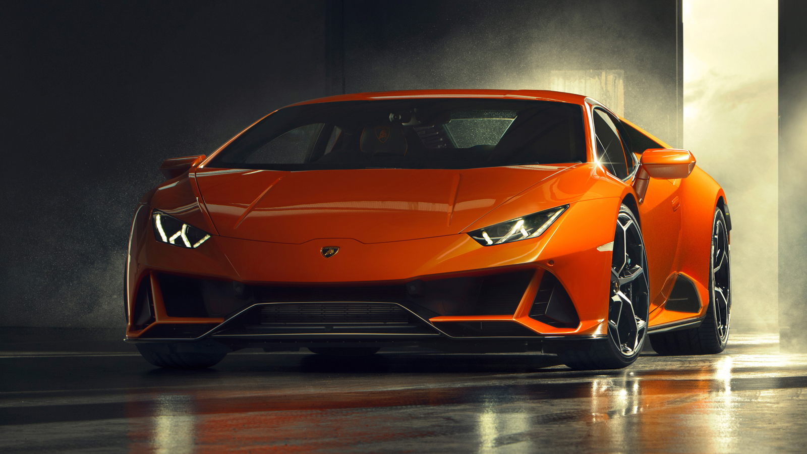 Оранжевый спортивный Lamborghini Huracan EVO, 2019 года в гараже