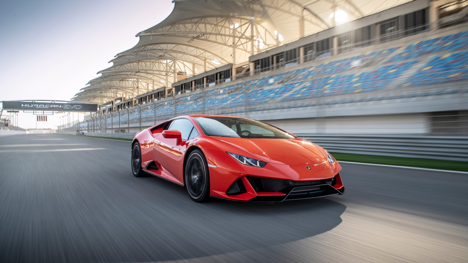 Спортивный красный автомобиль Lamborghini Huracan Evo на гоночной трассе