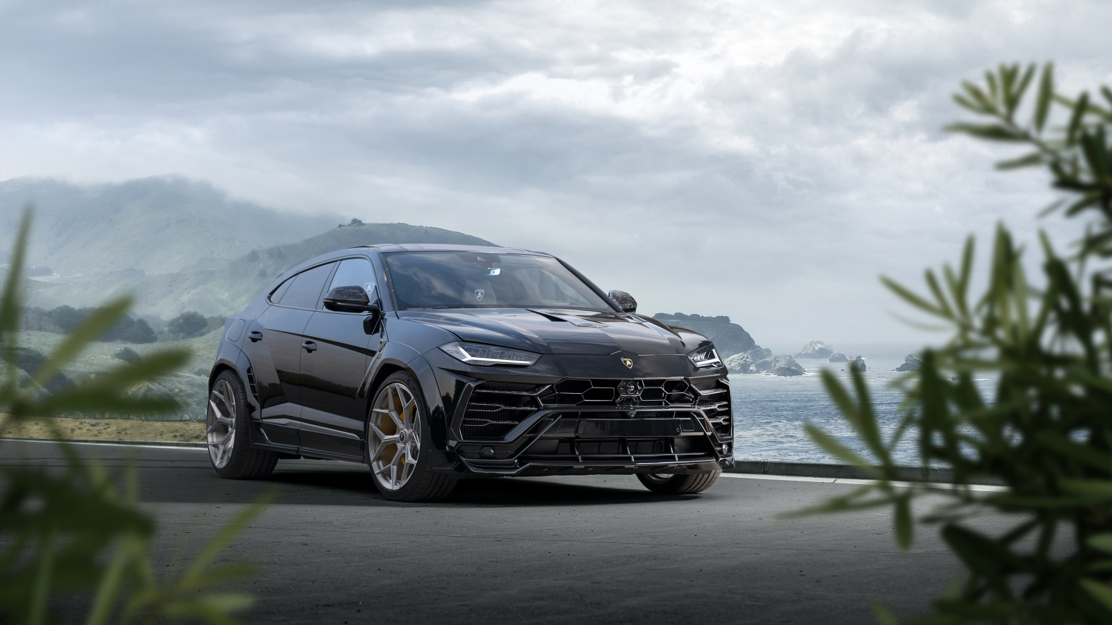 Стильный черный автомобиль  Lamborghini Urus Esteso 2019 года у моря