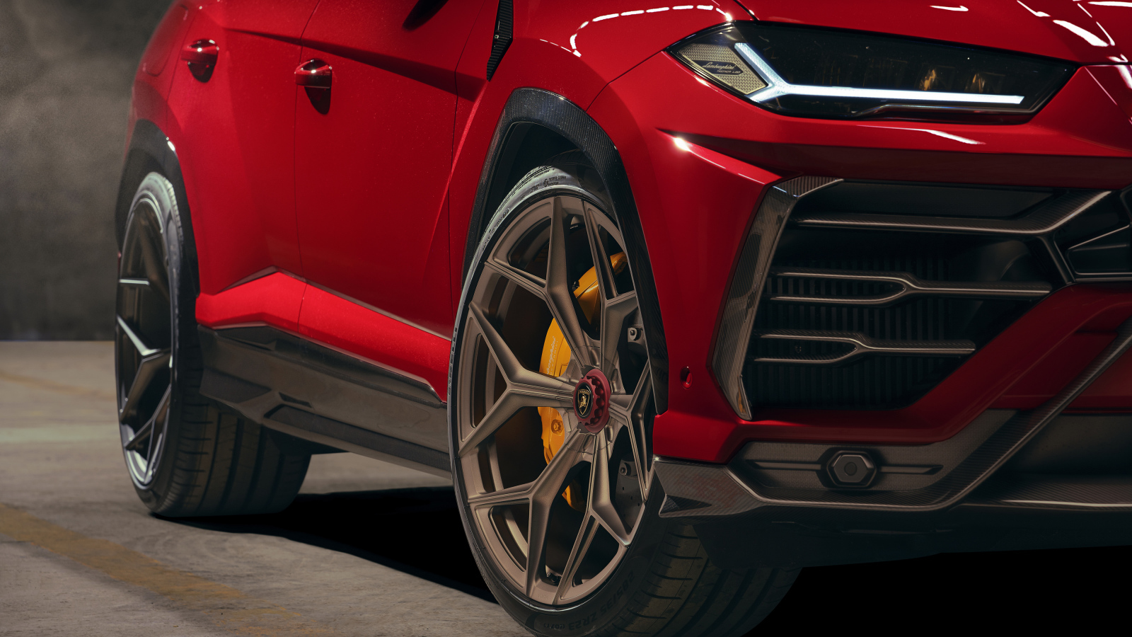 Колеса красного автомобиля  Lamborghini Urus 2019 года