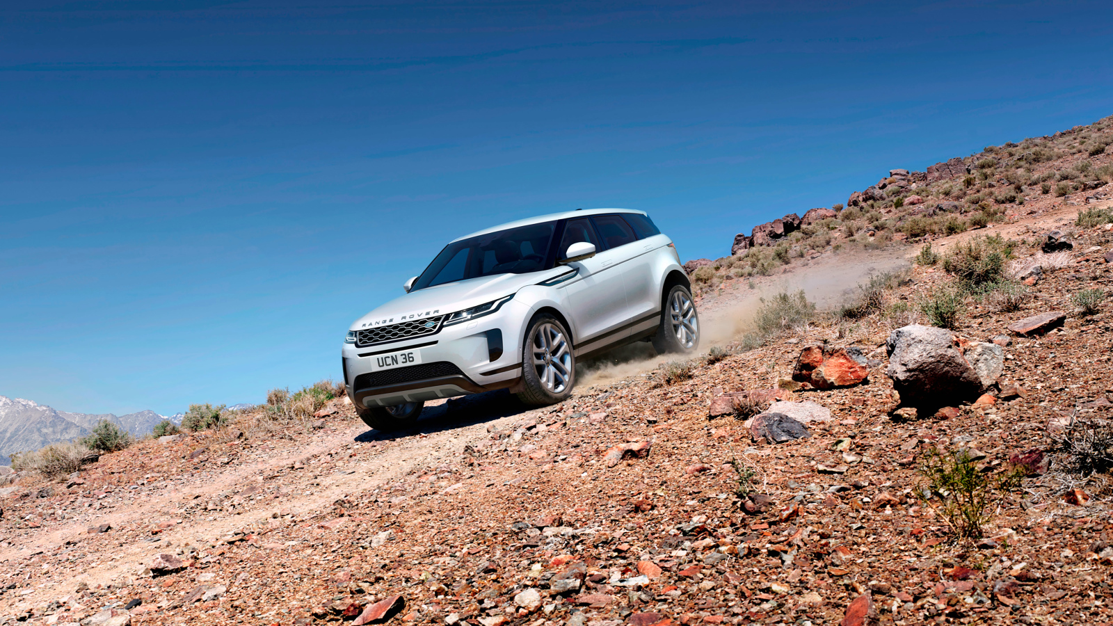 Белый внедорожник Range Rover Evoque D240 HSE 2019 года на бездорожье 