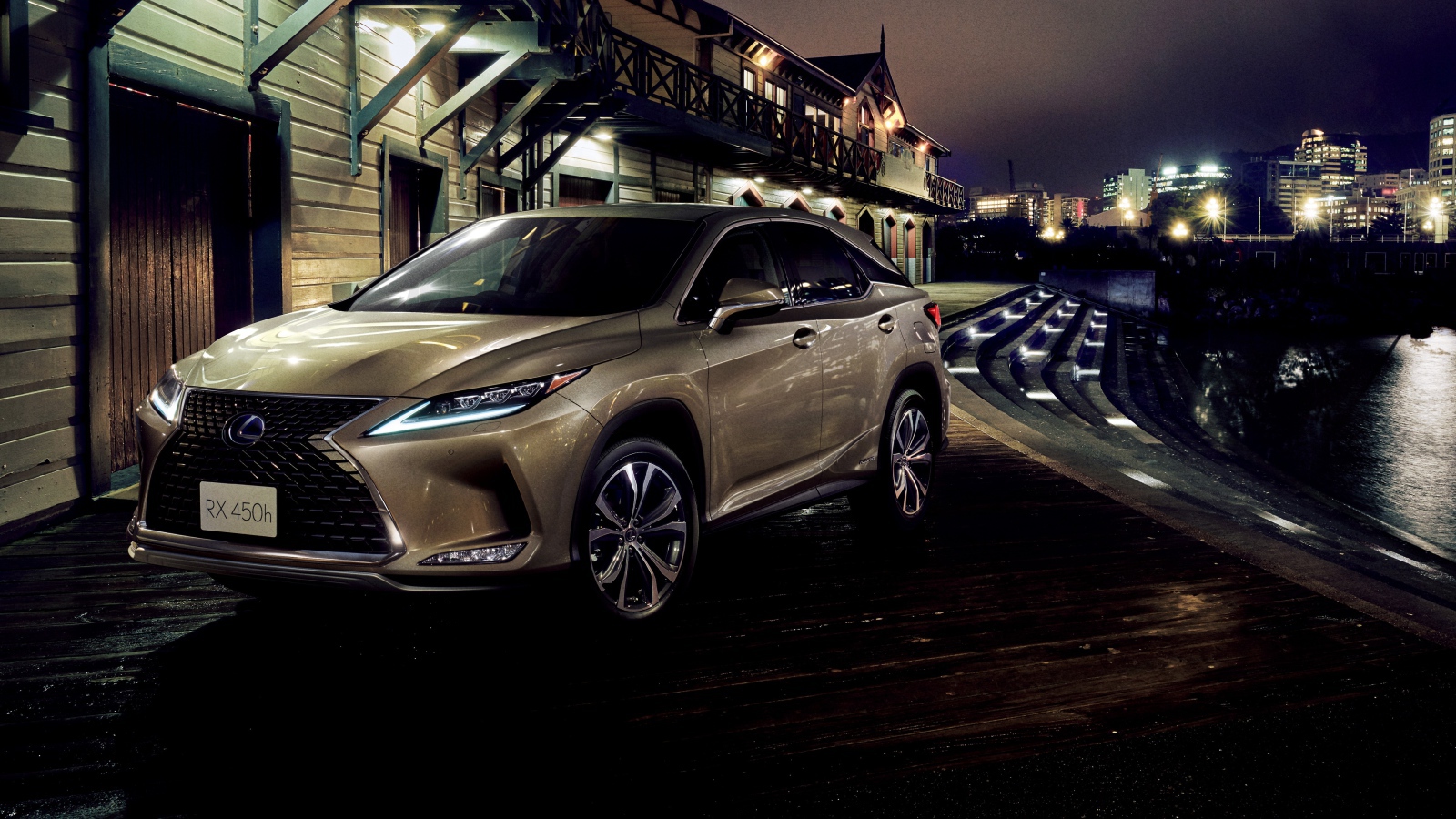 Автомобиль Lexus RX 450h 2019 года у воды
