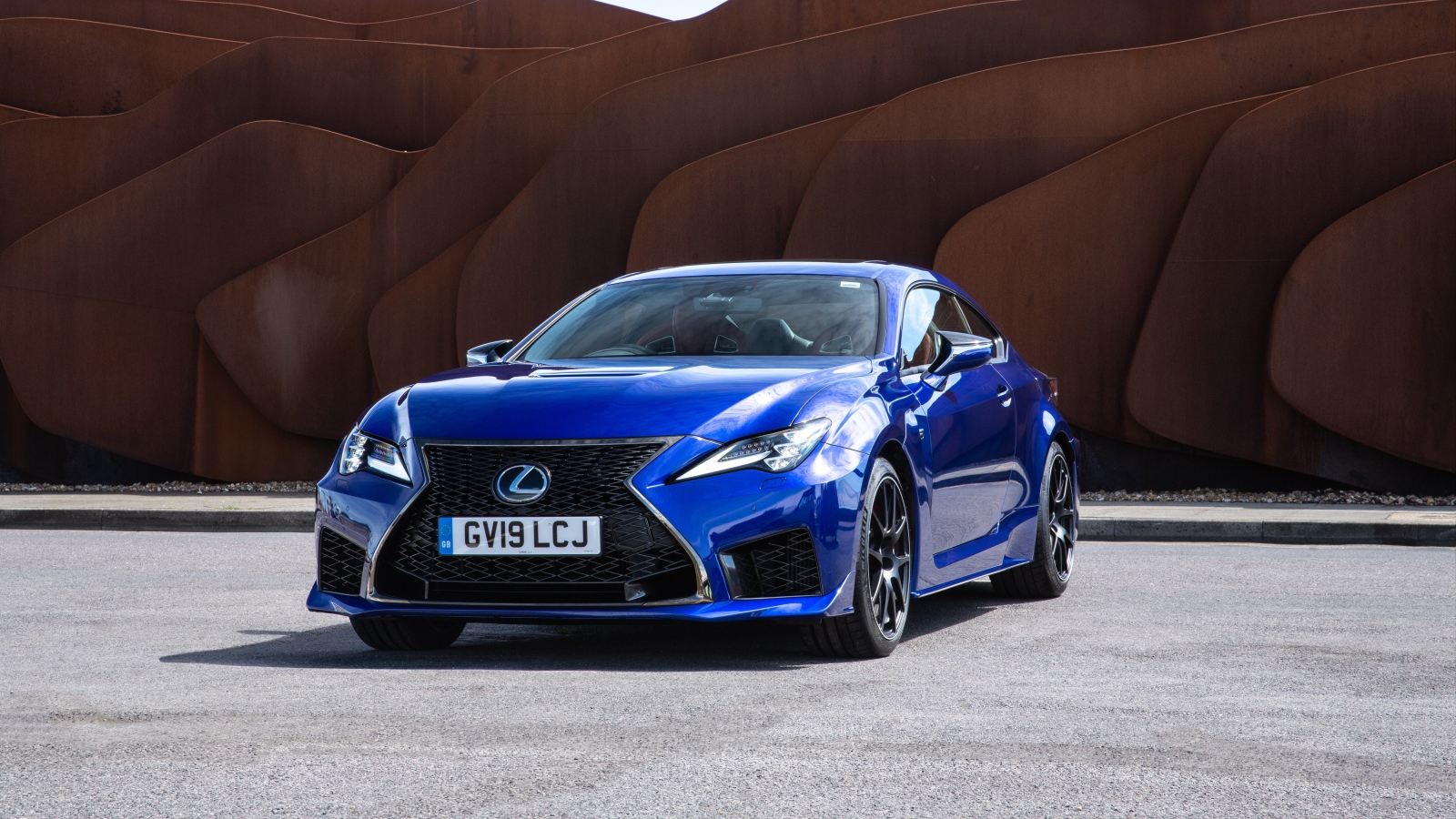 Синий стильный автомобиль Lexus RC F UK-Spec '2019 года