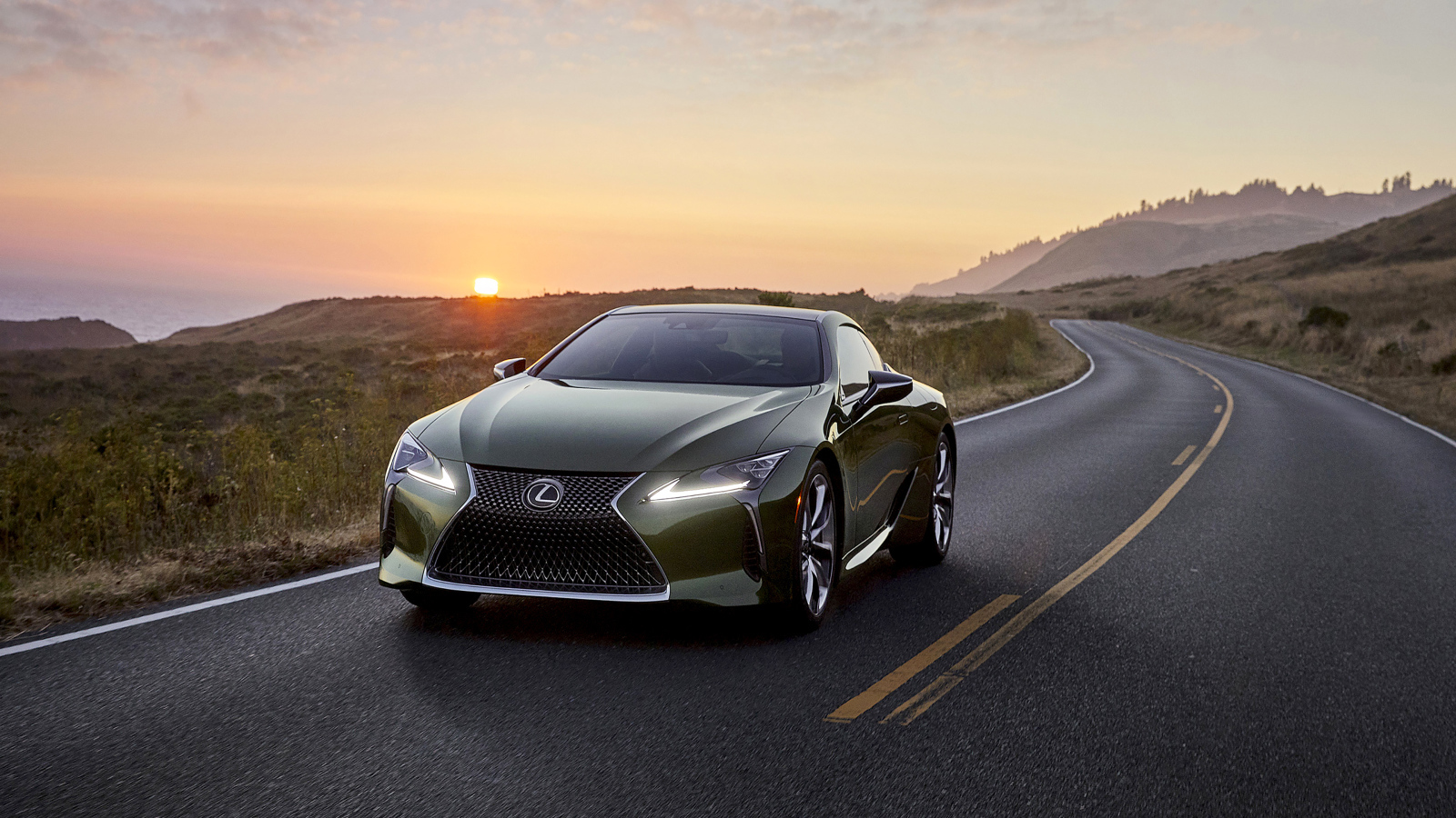 Автомобиль Lexus LC 500 Inspiration Series, 2020 года на трассе на закате