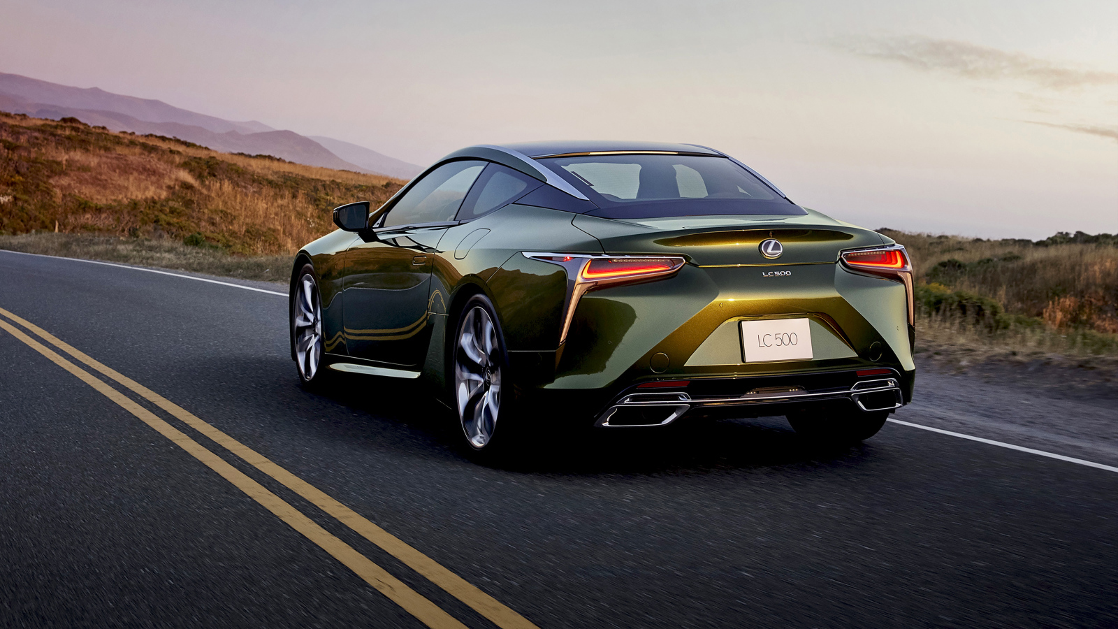 Автомобиль  Lexus LC 500, 2020 года на дороге вид сзади