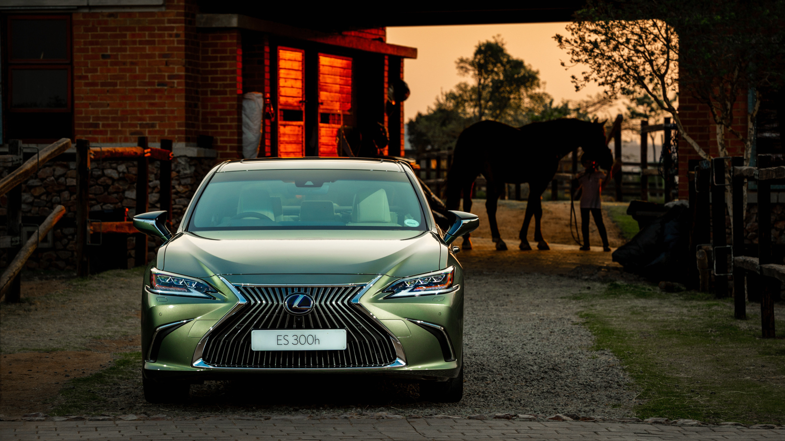 Автомобиль Lexus ES 300h 2018 года