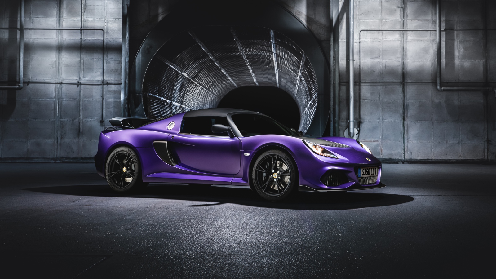 Сиреневый автомобиль Lotus Exige Sport 350 года у тоннеля 