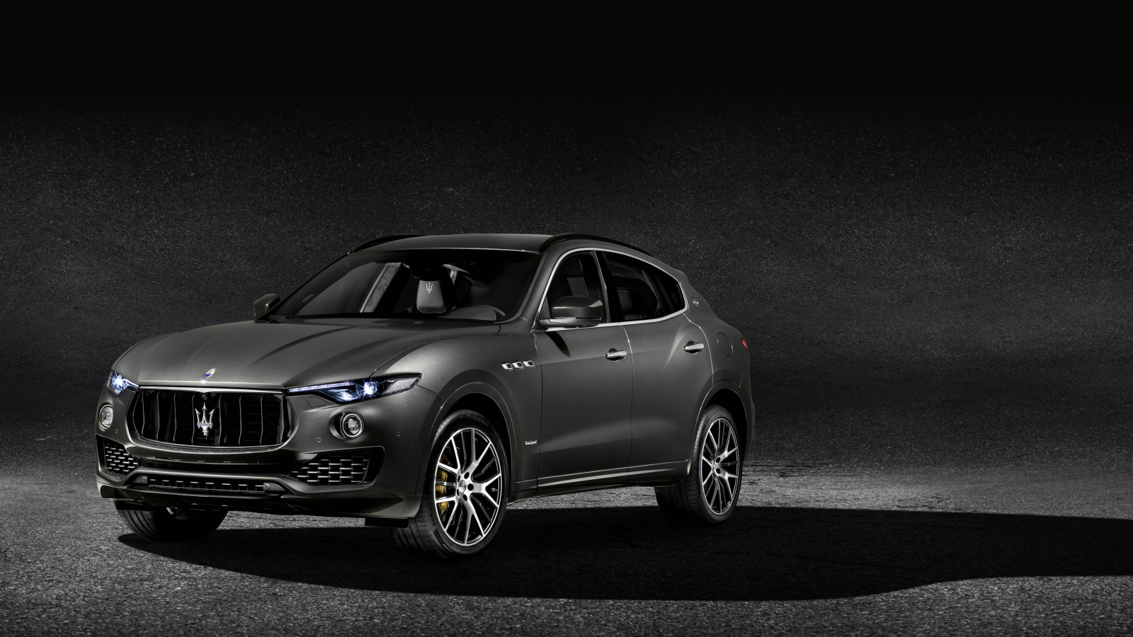 Автомобиль Maserati Levante на сером фоне