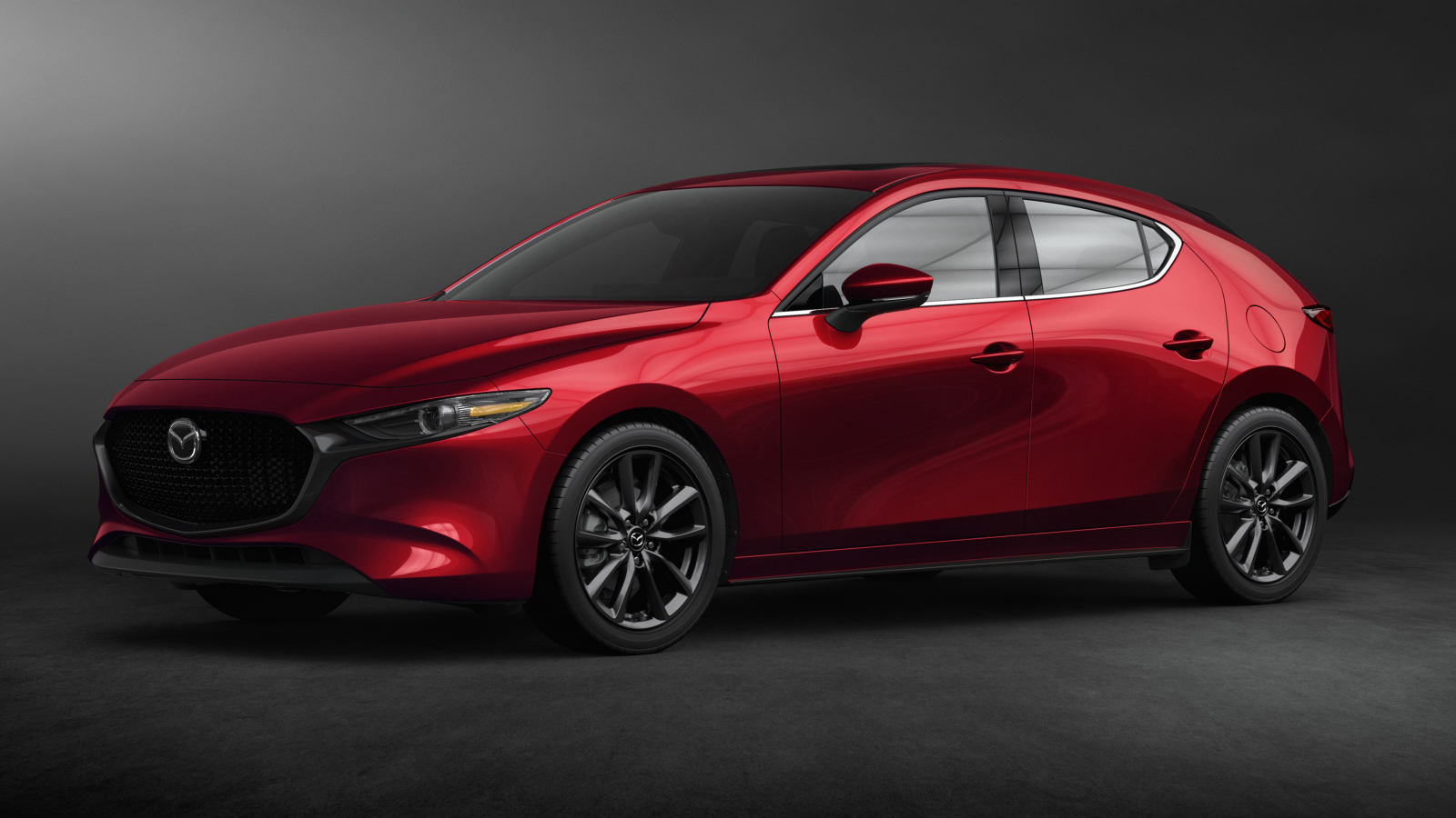 Красный автомобиль Mazda 3, 2020 года на сером фоне