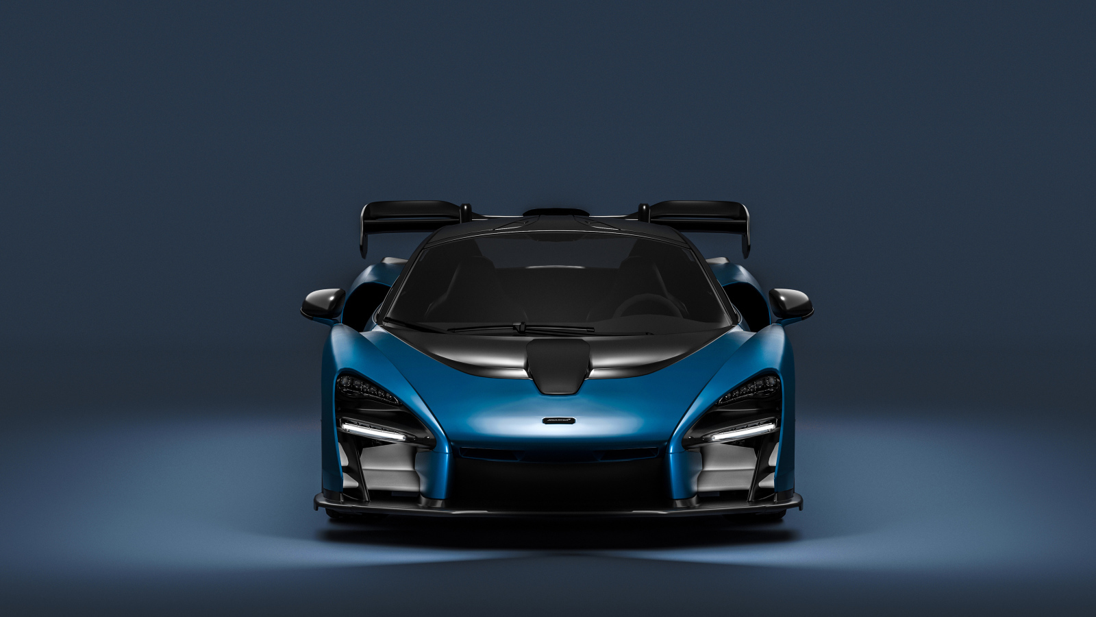 Синий спортивный автомобиль McLaren Senna CGI  вид спереди