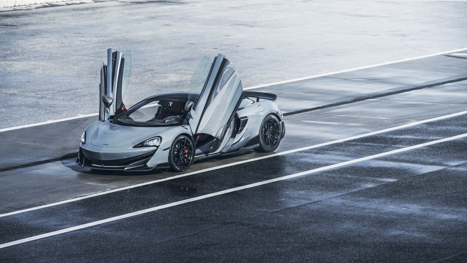 Серебристый автомобиль McLaren 600LT, 2019 года с открытыми дверями