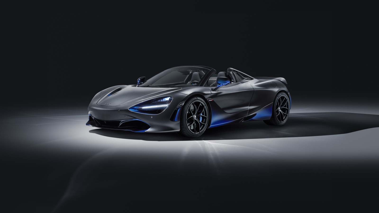 Серебристый автомобиль McLaren 720S Spider, 2019 года 