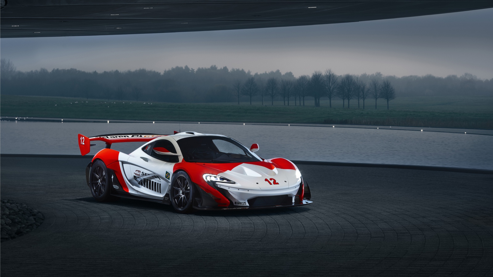 Спортивный McLaren MSO P1 GTR Ayrton Senna 2019 года на трассе