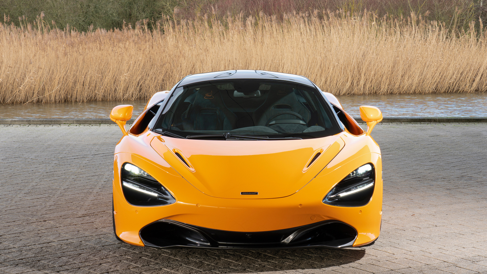 Желтый спортивный автомобиль McLaren MSO 720S Spa 68,  2019 года