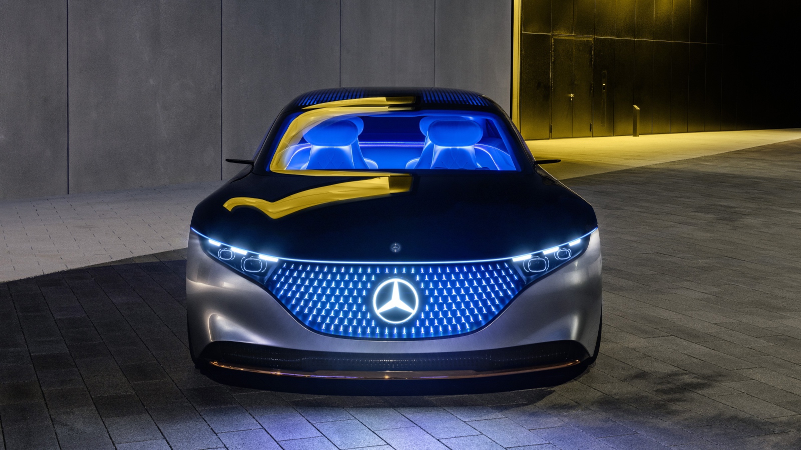 Автомобиль Mercedes-Benz Vision EQS 2019 года с неоновой подсветкой
