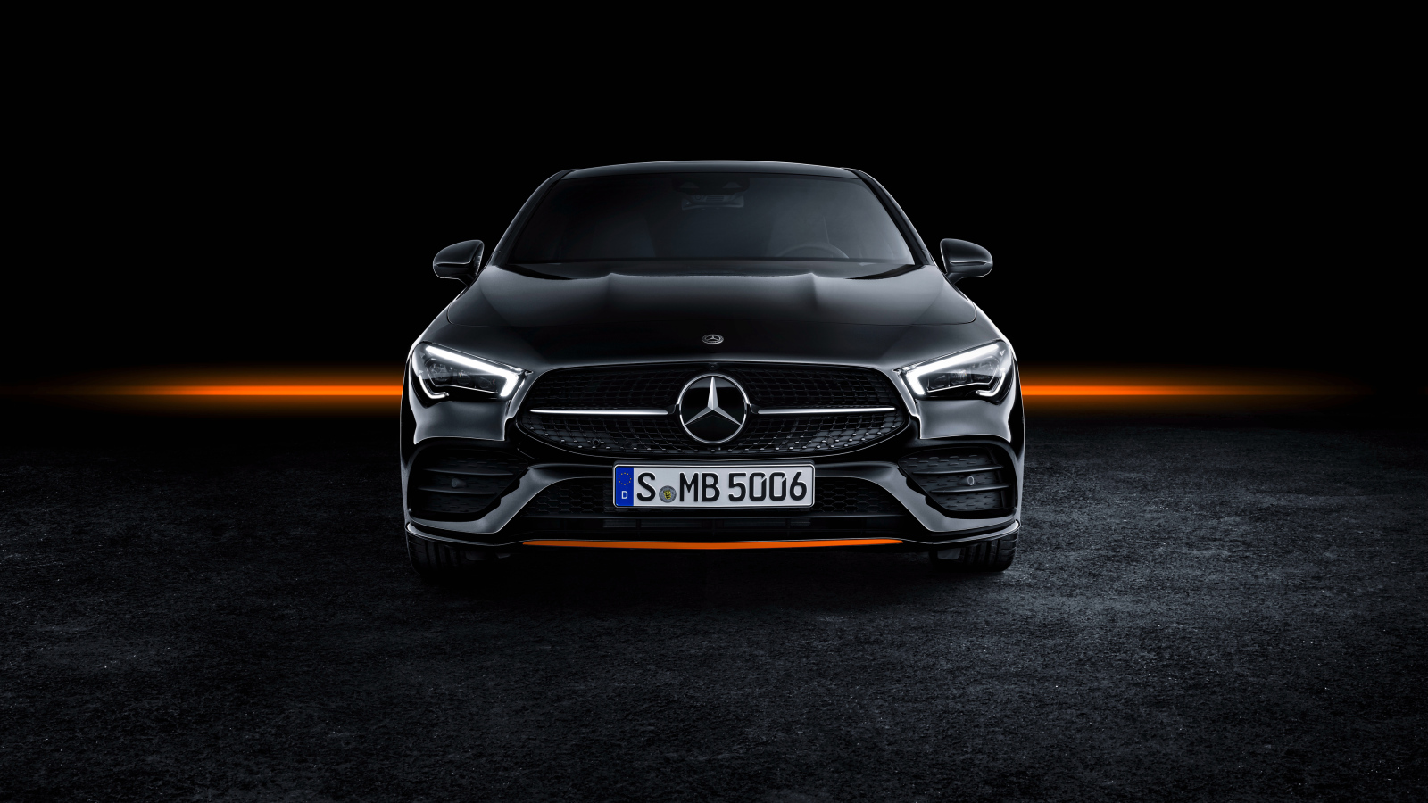 Черный автомобиль Mercedes-Benz CLA 250 AMG, 2019 года на черном фоне