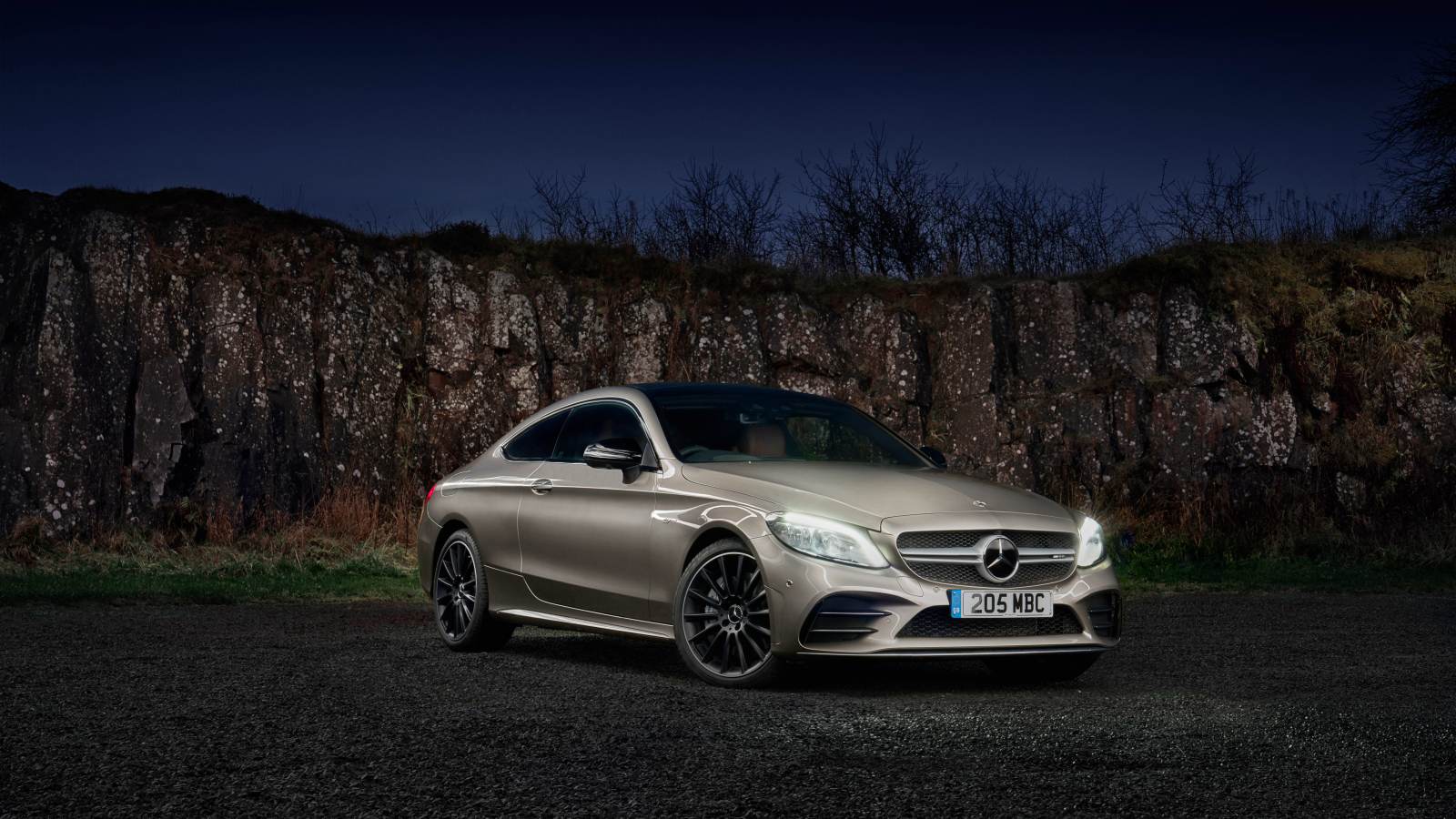 Автомобиль Mercedes-AMG C 43, 2019 года на фоне гор