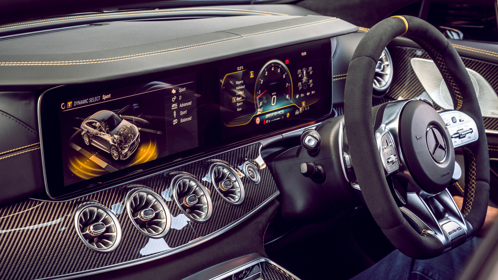 Приборная панель и руль автомобиля Mercedes-AMG GT 63 S 4MATIC 2019 года