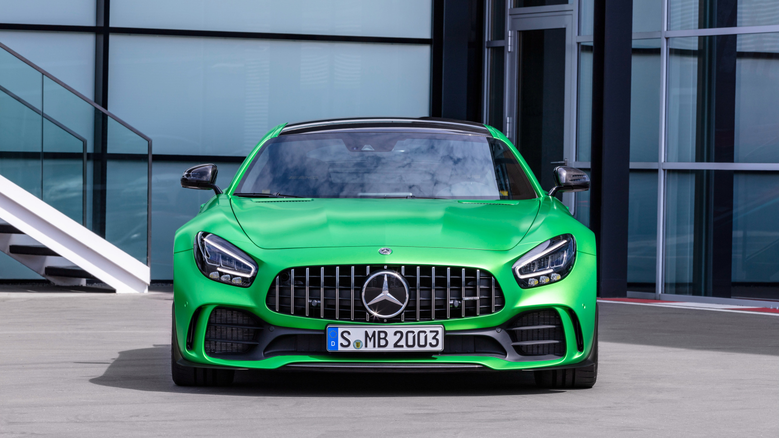 Зеленый автомобиль Mercedes-AMG GT R 2019 года вид спереди