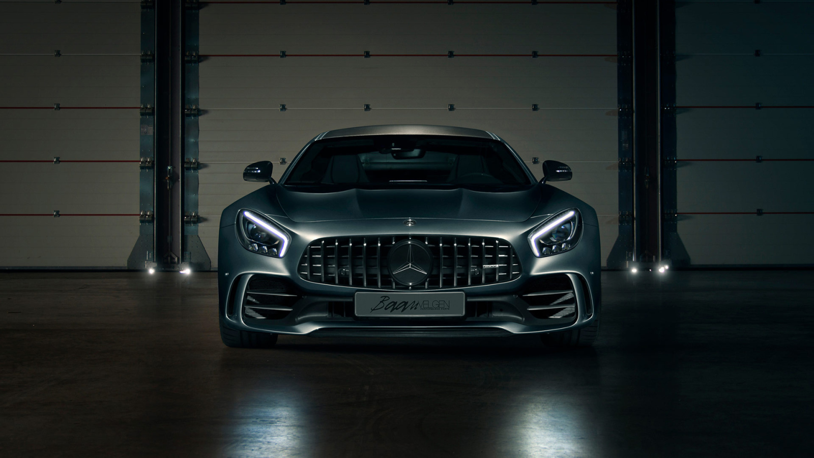 Серебристый автомобиль Mercedes-AMG GT R ADV1 вид спереди