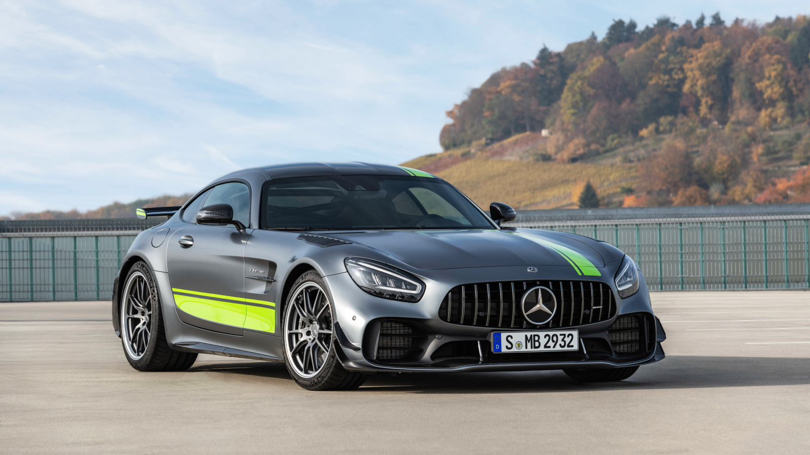 Серебристый автомобиль Mercedes-AMG GT R PRO 2019 года  