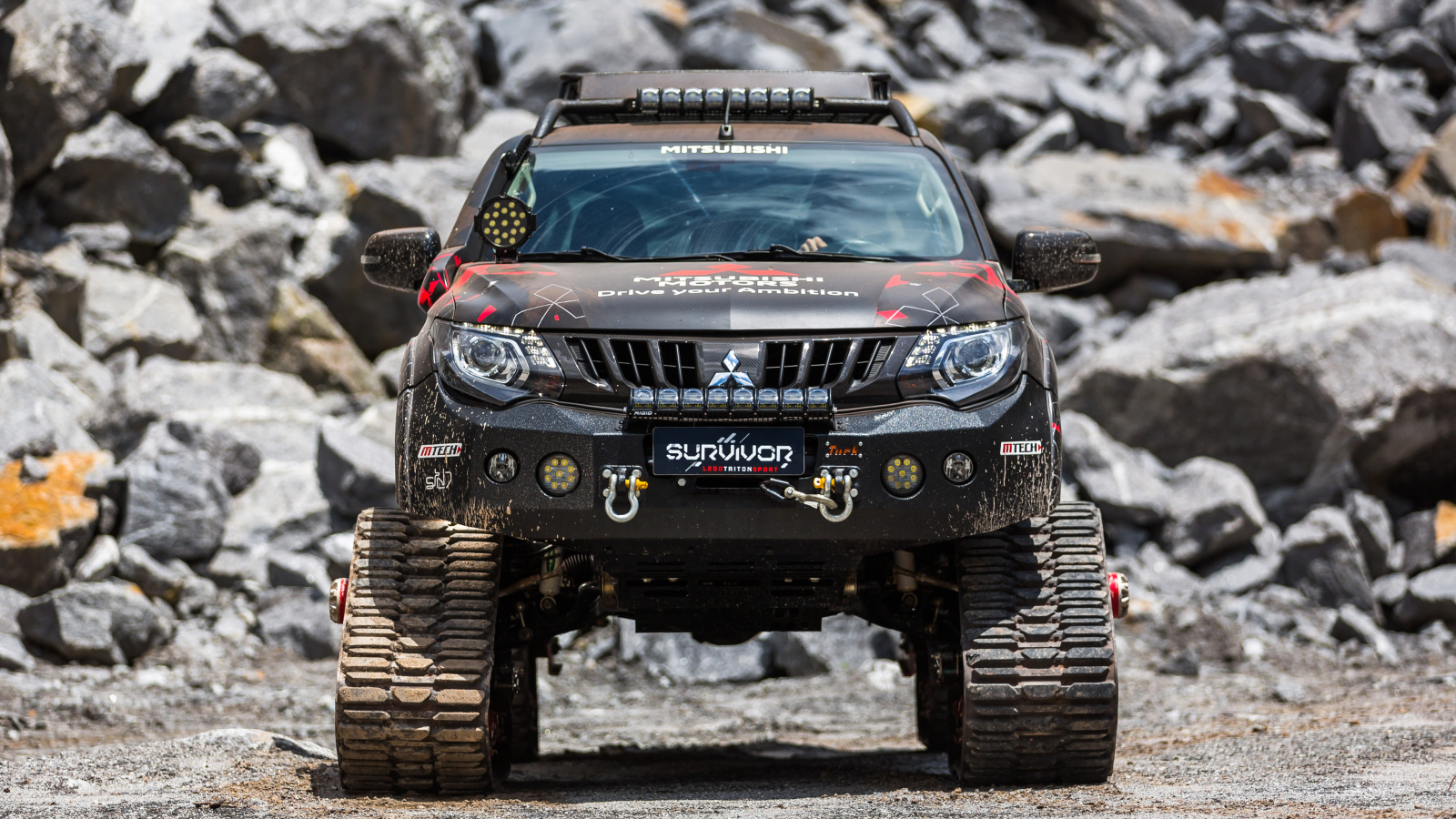 Внедорожник Mitsubishi L200 Triton Survivor 2018 года на фоне гор