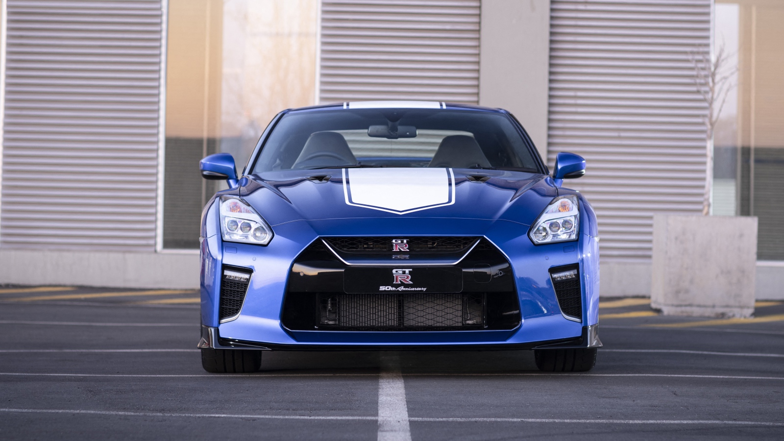 Автомобиль Nissan GT-R 50th Anniversary 2019 года у гаража