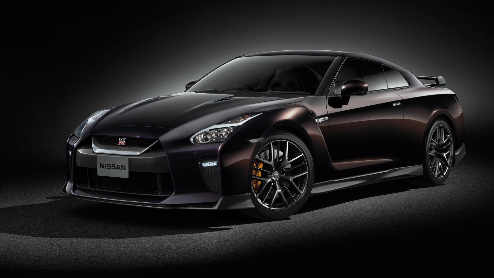 Автомобиль Nissan GT-R Naomi Osaka 2019 на сером фоне