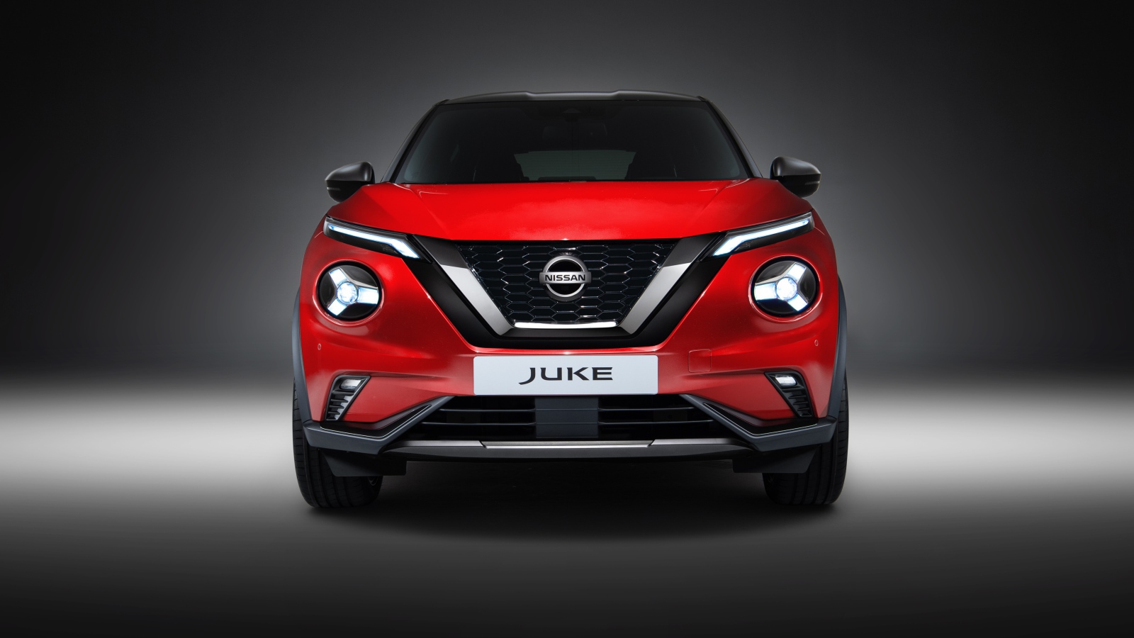 Красный автомобиль Nissan Juke 2019 года вид спереди