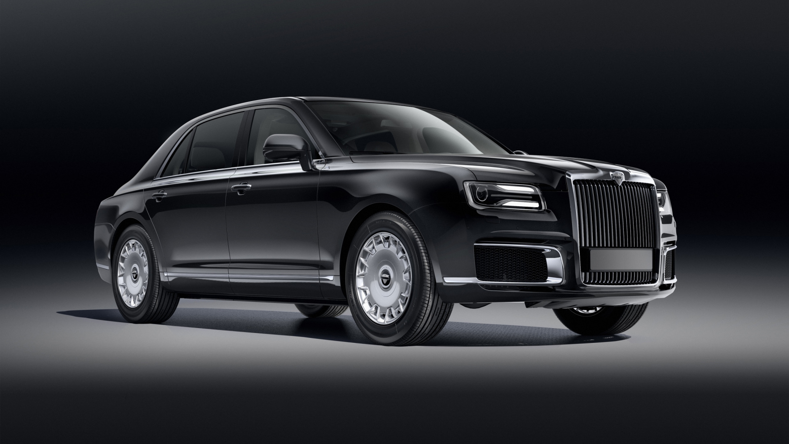 Черный автомобиль Aurus Sena 2018 года на сером фоне