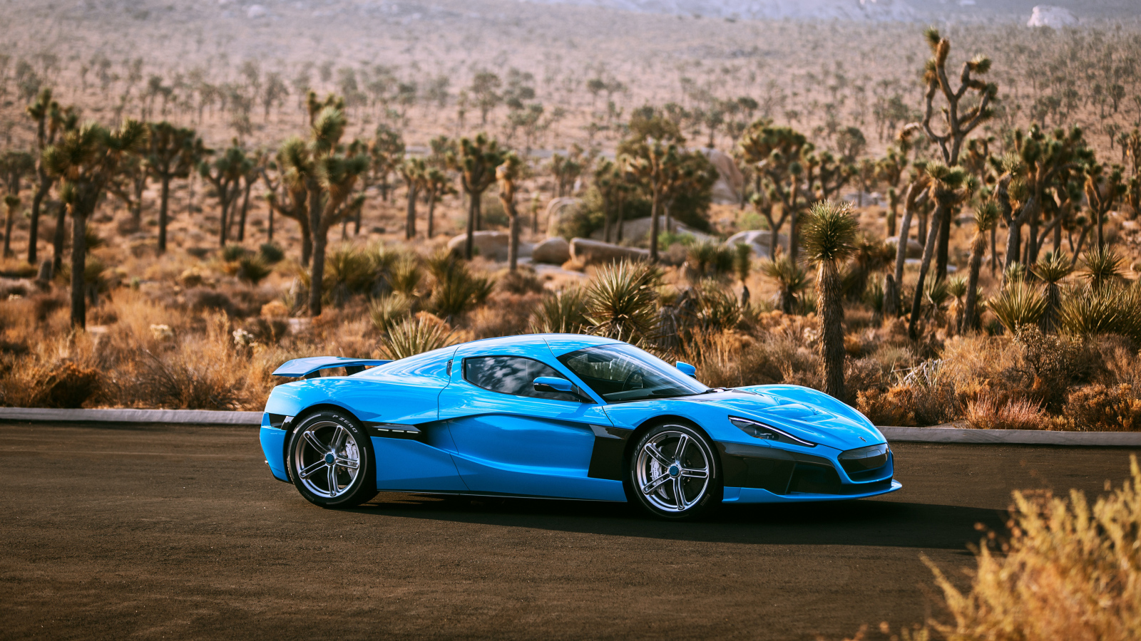 Синий быстрый автомобиль Rimac C Two California Edition 