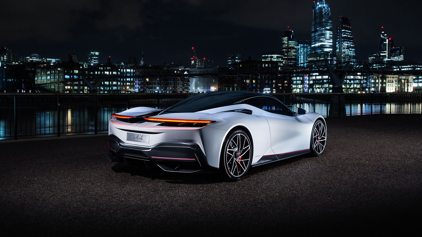 Спортивный автомобиль Pininfarina Battista 2019 года на фоне ночного города